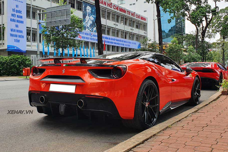 Một trong những điểm khiến siêu phẩm Ferrari 488 GTB trong bài viết thu hút sự chú ý của các tín đồ mê xe chính là gói độ Novitec Rosso. Với gói độ đặc biệt này, Ferrari 488 GTB đã được thay thế một số chi tiết như bộ cản dưới phía trước bổ sung thêm thanh carbon, ốp trang trí và cản sau mới, cánh gió khí động học hay đặc biệt là việc hiệu chỉnh đôi chút công suất của xe.