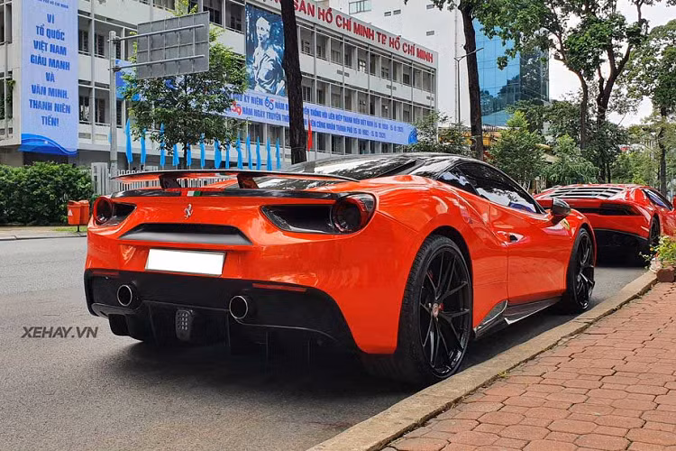 Một trong những điểm khiến siêu phẩm Ferrari 488 GTB trong bài viết thu hút sự chú ý của các tín đồ mê xe chính là gói độ Novitec Rosso. Với gói độ đặc biệt này, Ferrari 488 GTB đã được thay thế một số chi tiết như bộ cản dưới phía trước bổ sung thêm thanh carbon, ốp trang trí và cản sau mới, cánh gió khí động học hay đặc biệt là việc hiệu chỉnh đôi chút công suất của xe.