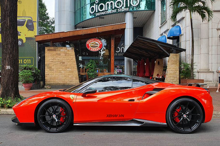 Là một chiếc xe được thiết kế khoang máy phía sau, Ferrari 488 GTB sử dụng khối động cơ V8, tăng áp kép, 3.9 lít, sản sinh công suất tối đa 661 mã lực và mô-men xoắn cực đại 760 Nm.