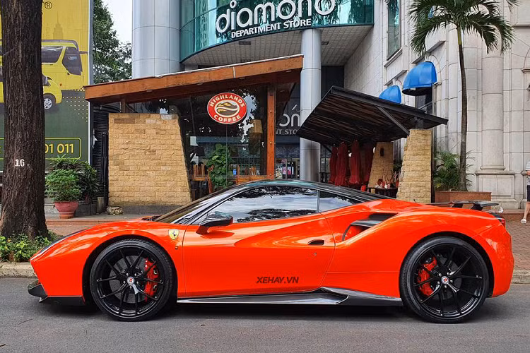 Là một chiếc xe được thiết kế khoang máy phía sau, Ferrari 488 GTB sử dụng khối động cơ V8, tăng áp kép, 3.9 lít, sản sinh công suất tối đa 661 mã lực và mô-men xoắn cực đại 760 Nm.