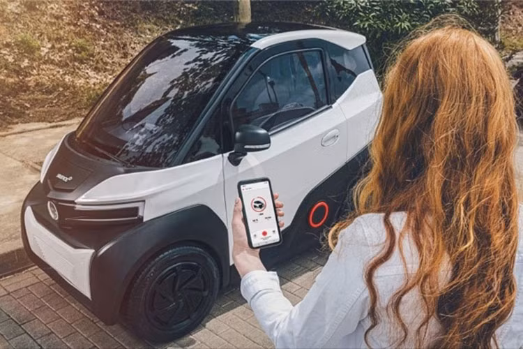 S04 sẽ được cung cấp với hai biến thể mang công suất và dung lượng pin khác nhau. Bản đầu tiên sẽ được phân loại là xe 4 bánh hạng nhẹ L6e với mô tơ điện 8 mã lực, tốc độ tối đa giới hạn 45 km/h và bộ pin 5,6 kWh. Phân loại này cho phép người dùng điều khiển S04 với giấy phép lái xe đạp điện từ năm 15 tuổi ở Tây Ban Nha.