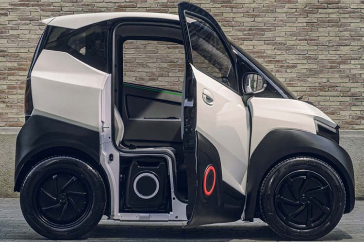 Là một chiếc xe 4 bánh chạy điện hoàn toàn, bổ sung vào dòng sản phẩm hiện đang toàn xe scooter điện gồm S01, S02, và S03. Mẫu xe ôtô điện Silence S04 bé nhỏ, đáng yêu này sử bộ pin có thể tráo đổi, tháo ra một các tiện lợi, biến nó trở thành một giải pháp thực dụng cho mục đích lái xe không phát khí thải trong thành phố.