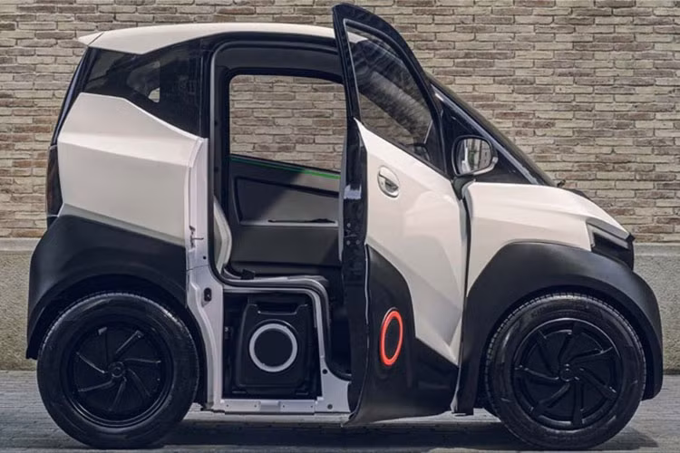 Là một chiếc xe 4 bánh chạy điện hoàn toàn, bổ sung vào dòng sản phẩm hiện đang toàn xe scooter điện gồm S01, S02, và S03. Mẫu xe ôtô điện Silence S04 bé nhỏ, đáng yêu này sử bộ pin có thể tráo đổi, tháo ra một các tiện lợi, biến nó trở thành một giải pháp thực dụng cho mục đích lái xe không phát khí thải trong thành phố.