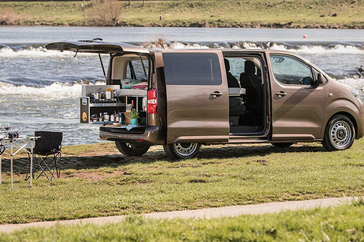 Mẫu xe được ví như "nhà di động" Toyota Proace Camper 2021 mới này lần đầu tiên giới thiệu một dòng sản phẩm xe cắm trại của Toyota gồm 4 sản phẩm tại sự kiện International Caravan Show 2021.