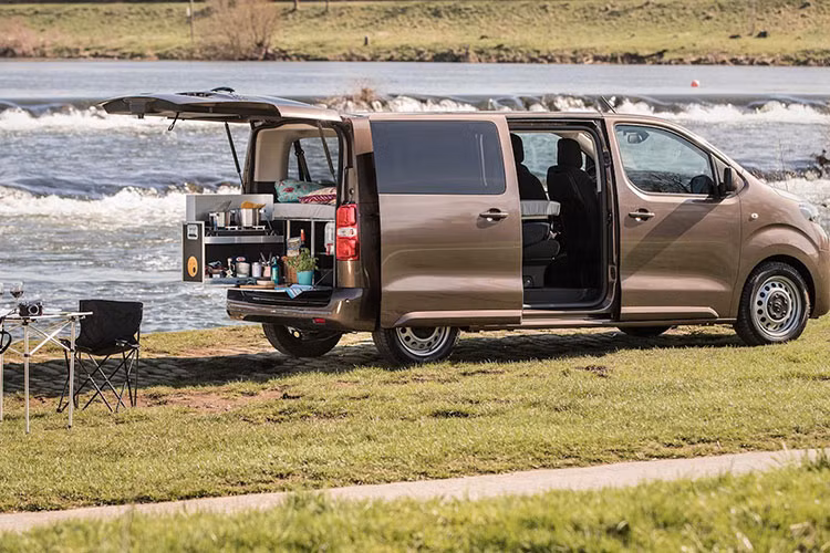 Mẫu xe được ví như "nhà di động" Toyota Proace Camper 2021 mới này lần đầu tiên giới thiệu một dòng sản phẩm xe cắm trại của Toyota gồm 4 sản phẩm tại sự kiện International Caravan Show 2021.