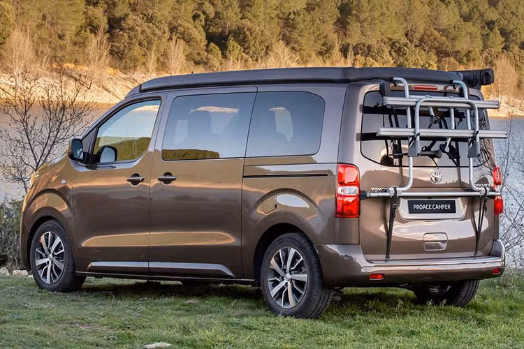 Cụ thể hơn, chi nhánh Toyota Tây Ban Nha đã hợp tác với Tinkervan để biến những chiếc Toyota Proace và Hilux thành phương tiện cắm trại tiện ích, đáp ứng nhu cầu những người thích đi chơi xa vài ngày bằng ô tô và hòa nhập cùng thiên nhiên. Trong số 4 mẫu xe mới ra mắt, 3 là dựa trên Proace, và 1 là dựa trên Hilux.