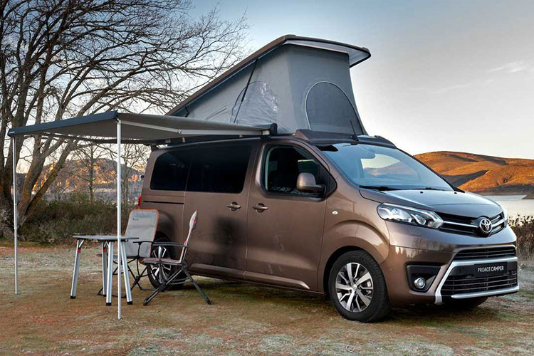 Bên cạnh những mẫu sedan và SUV phổ biến, Toyota cũng không phải là một cái tên xa lạ trong phân khúc motorhome, đặc biệt là ở các thị trường phương Tây, cho dù đa số chúng có thể không phải sản phẩm chính thức từ nhà sản xuất xe Nhật Bản mà chỉ là sản phẩm chuyển đổi bởi bên thứ ba. Và Toyota Proace Camper 2021 mới là một trong số đó.