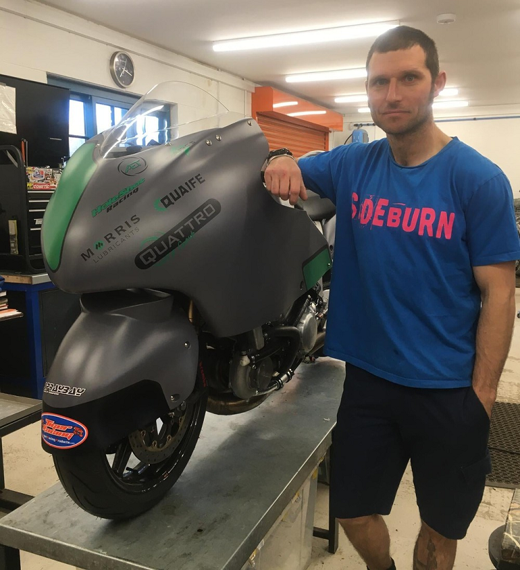 Guy martin bên cạnh Suzuki Hayabusa 860 mã lực