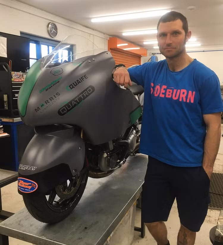 Guy martin bên cạnh Suzuki Hayabusa 860 mã lực