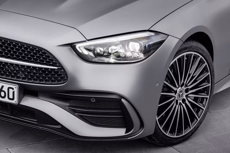 C-Class 2022 có thiết kế phần đầu có phần giống E-Class, A-Class và CLA. C-Class tiêu chuẩn có lưới tản nhiệt và cản trước mạ chrome, trong khi bản dùng gói ngoại thất AMG Line có logo Mercedes-Benz mạ chrome và lưới tản nhiệt dạng kim cương.