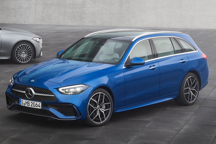 Tại một số thị trường, Mercedes-Benz sẽ cung cấp thêm C-Class biến thể wagon. So với biến thể sedan, C-Class wagon có khoang hành lý phía sau lớn hơn 30 lít.