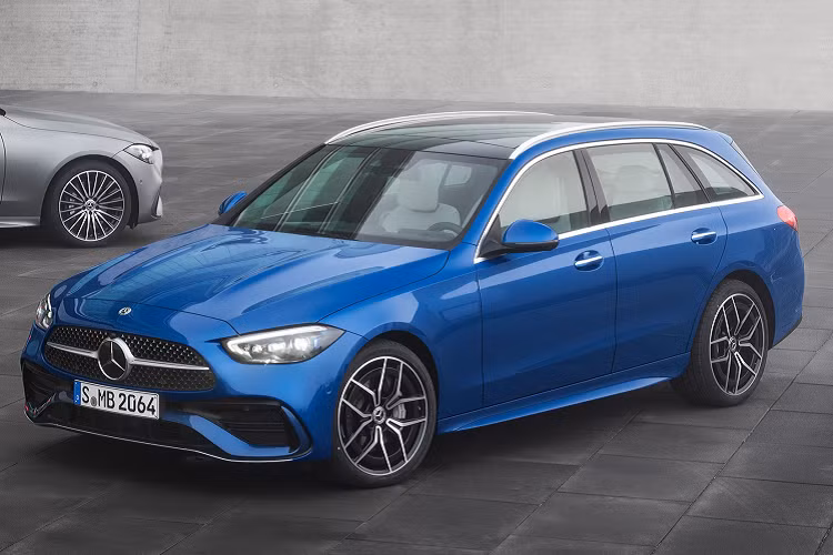 Tại một số thị trường, Mercedes-Benz sẽ cung cấp thêm C-Class biến thể wagon. So với biến thể sedan, C-Class wagon có khoang hành lý phía sau lớn hơn 30 lít.