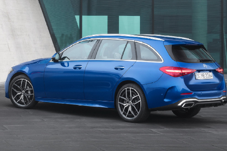 C-Class 2022 wagon sẽ giúp Mercedes-Benz tiếp cận nhiều nhóm khách hàng hơn. C-Class mới cùng những nâng cấp về thiết kế lẫn trang bị tạo nhiều sức ép hơn với các đối thủ như BMW 3-Series hay Audi A4.