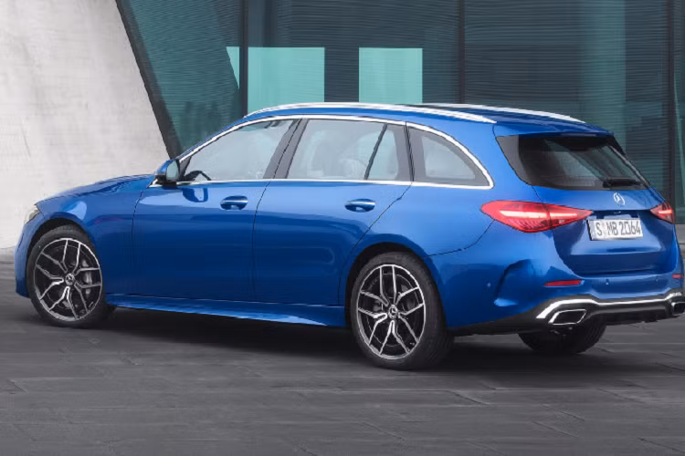 C-Class 2022 wagon sẽ giúp Mercedes-Benz tiếp cận nhiều nhóm khách hàng hơn. C-Class mới cùng những nâng cấp về thiết kế lẫn trang bị tạo nhiều sức ép hơn với các đối thủ như BMW 3-Series hay Audi A4.