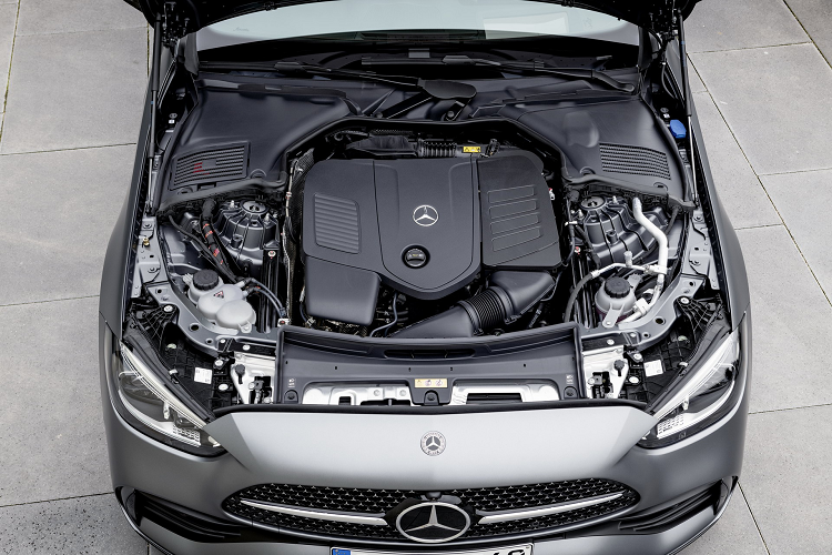Giá xe Mercedes-Benz C-Class 2022 chưa được công bố, nó sẽ được bán giai đoạn đầu chỉ có duy nhất động cơ xăng tăng áp 2.0L M254 kết hợp motor điện. C 300 và C 300 4Matic có công suất 255 mã lực và mô-men xoắn cực đại 400 Nm. Xe có khả năng tăng tốc 0-96 km/h trong 5,9 giây, tốc độ tối đa 210 km/h.