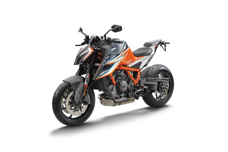 Ở hệ thống treo, KTM 1290 Super Duke RR sử dụng hệ thống treo WP chuyên nghiệp với phuộc trước hành trình ngược là loại Apex Pro 7548, giảm chấn tay lái WP Apex Pro 7117 và giảm xóc đơn phía sau Apex Pro 7746 cao cấp hơn so với Super Duke R. Ngoài ra, KTM 1290 Super Duke RR được trang bị lon ống xả Akrapovic bằng titan với nắp chụp đầu ống xả bằng sợi carbon.