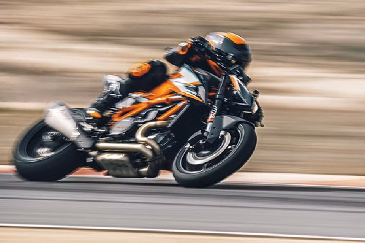 Sau khi KTM chính thức cho phép đặt hàng vào lúc 10:00 sáng ngày 8/4, toàn bộ 500 xe phiên bản hiệu năng cao Super Duke RR đều đã có khách hàng đăng ký mua, hệ thống đặt hàng của KTM cho mẫu xe này cũng đã đóng lại vào lúc 10:48 phút. Nói cách khác, toàn bộ 500 chiếc xe môtô KTM 1290 Super Duke RR đều "cháy hàng" chỉ trong 48 phút. Vậy mẫu xe này có gì hấp dẫn đến vậy? Đầu tiên, đây là phiên bản hiệu năng cao, được nâng cấp từ chính mẫu Super Duke R và có số lượng rất giới hạn, khiến xe có giá trị sưu tầm tốt.