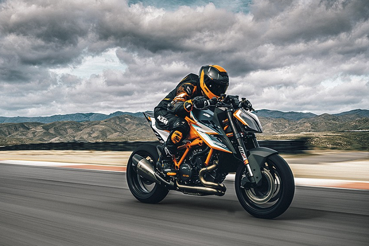 Khách hàng có nhu cầu có thể nâng cấp lên hệ thống ống xả Akrapovic Evolution Line full-system, bao gồm lon ống xả và cổ pô. Nâng cấp cuối cùng trên KTM 1290 Super Duke RR chính là hệ thống điện tử hỗ trợ. Ngoài các chế độ lái sẵn có, phiên bản giới hạn KTM 1290 Super Duke RR sẽ được bổ sung thêm hai chế độ vận hành là Track và Performance. KTM cho biết hai chế độ này mang đến khả năng tùy biến gần như vô hạn cho người dùng, từ độ xoáy bánh sau, tốc độ phản hồi ga, hỗ trợ đề-pa và một số tính năng khác.