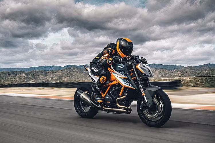 Khách hàng có nhu cầu có thể nâng cấp lên hệ thống ống xả Akrapovic Evolution Line full-system, bao gồm lon ống xả và cổ pô. Nâng cấp cuối cùng trên KTM 1290 Super Duke RR chính là hệ thống điện tử hỗ trợ. Ngoài các chế độ lái sẵn có, phiên bản giới hạn KTM 1290 Super Duke RR sẽ được bổ sung thêm hai chế độ vận hành là Track và Performance. KTM cho biết hai chế độ này mang đến khả năng tùy biến gần như vô hạn cho người dùng, từ độ xoáy bánh sau, tốc độ phản hồi ga, hỗ trợ đề-pa và một số tính năng khác.