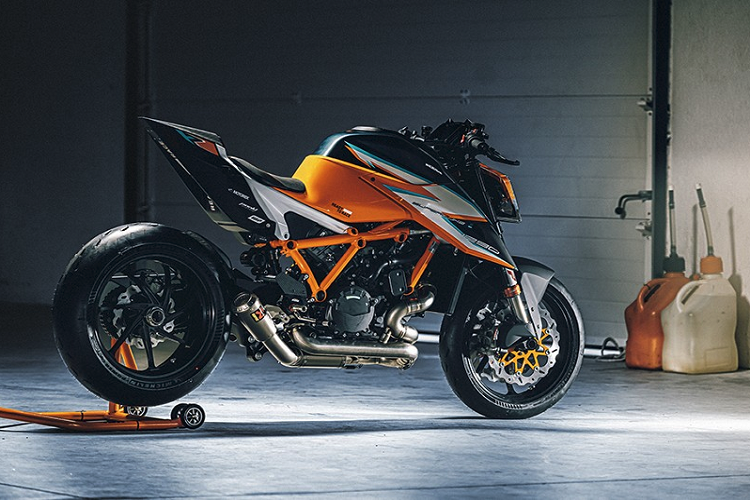 Với những khách hàng chưa kịp mua xe, KTM đã lên danh sách chờ cho các khách hàng chậm chân có cơ hội sở hữu mẫu xe này trong trường hợp có khách hàng hủy đơn đặt hàng trước đó. Về mức giá xe KTM 1290 Super Duke RR tại châu Âu niêm yết lên đến 25.690 EUR (tương đương với 705 triệu đồng(. Giả sử nếu được nhập về Việt Nam, giá xe KTM 1290 Super Duke RR sau thuế có thể lên đến mức 1,5 tỷ đồng