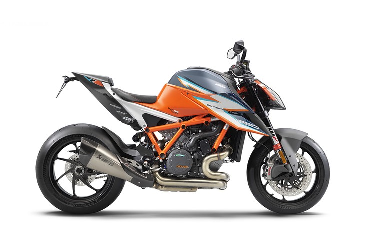 Nói về các nâng cấp của KTM 1290 Super Duke RR so với Super Duke R nguyên bản, phiên bản hiệu năng cao RR có trọng lượng nhẹ hơn 9 kg, với trọng lượng ướt chỉ 180 kg. Cung cấp sức mạnh cho xe là khối động cơ LC8 V-Twin, dung tích 1.301cc, làm mát bằng dung dịch, sản sinh công suất 180 mã lực và mômen xoắn cực đại 140 Nm.
