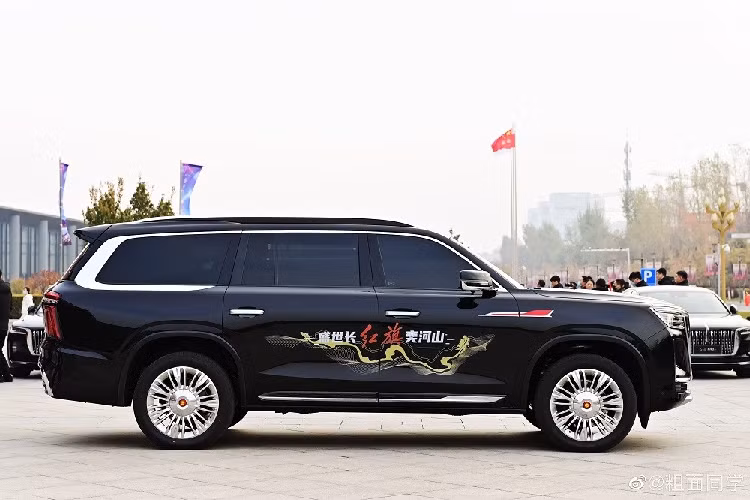 Đáng tiếc là thời điểm trình làng và giá xe Hồng Kỳ LS7 2022 vẫn chưa được công bố. Tại thị trường tỷ dân Trung Quốc, mẫu xe này sẽ cạnh tranh với đối thủ Lexus LX và Cadillac Escalade