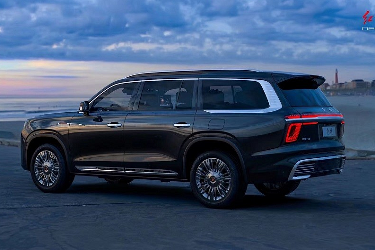 Đằng sau, Hồng Kỳ LS7 dùng đèn hậu nối liền với nhau bằng dải đèn và nẹp mạ crôm ở giữa. Bên dưới nữa xuất hiện nẹp mạ crôm bao quanh cản sau.