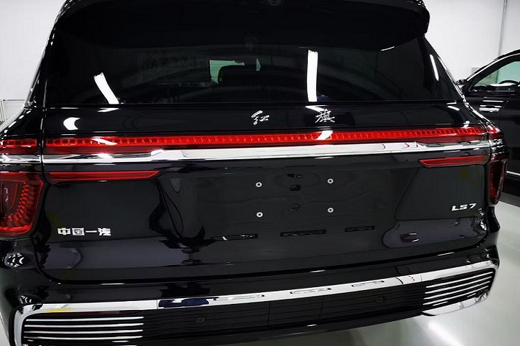 Bên sườn, Hồng Kỳ LS7 được trang bị đường vai xe nằm cao, nối từ đèn pha đến đèn hậu, ốp trang trí hình lá cờ màu đỏ sau chắn bùn trước và nẹp mạ crôm dưới cửa. Ngoài ra, xe còn có bộ vành hợp kim cỡ lớn và viền mạ crôm dày dặn bao quanh cột D, kéo dài lên trên.