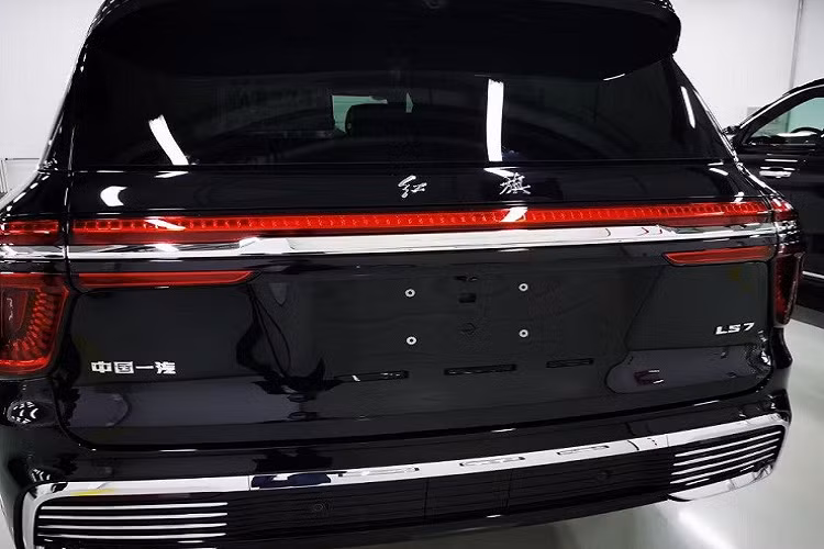 Bên sườn, Hồng Kỳ LS7 được trang bị đường vai xe nằm cao, nối từ đèn pha đến đèn hậu, ốp trang trí hình lá cờ màu đỏ sau chắn bùn trước và nẹp mạ crôm dưới cửa. Ngoài ra, xe còn có bộ vành hợp kim cỡ lớn và viền mạ crôm dày dặn bao quanh cột D, kéo dài lên trên.