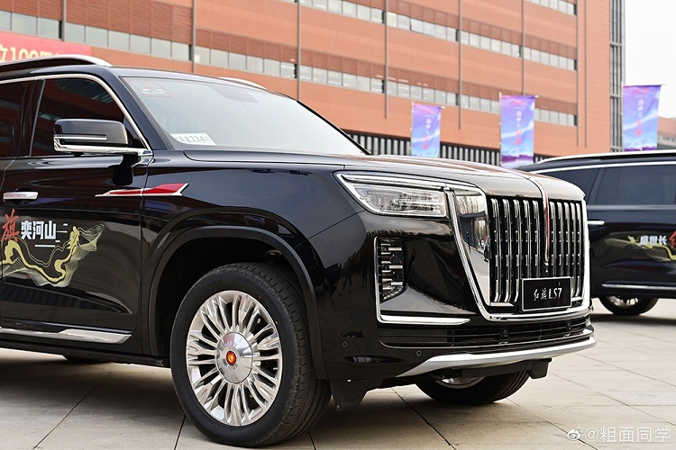 Ngoài ra, hãng Hồng Kỳ còn trang bị viền hình chữ "U" bao quanh lưới tản nhiệt và nối liền với đèn pha. Trong khi đó, đèn pha lại được bao quanh bởi đèn LED định vị ban ngày nổi bật. Ngay bên dưới đèn pha là đèn sương mù trước được đặt sâu trong hốc nằm dọc, đi kèm viền mạ crôm. Thêm vào đó là hốc gió trung tâm hình chữ nhật và ốp gầm giả màu bạc.