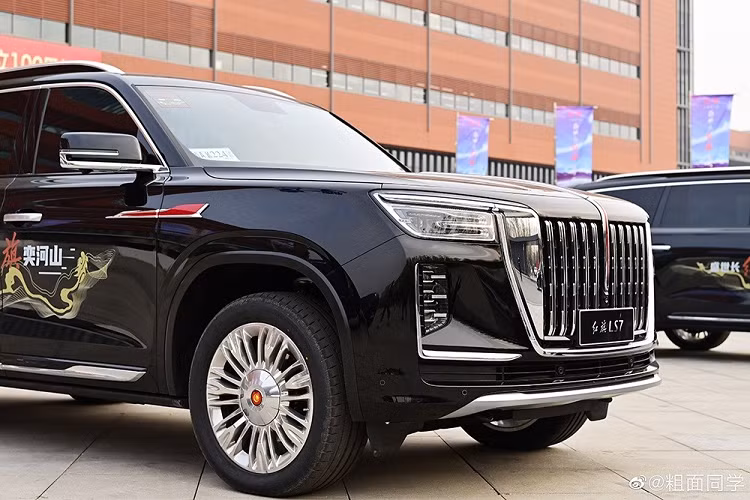 Ngoài ra, hãng Hồng Kỳ còn trang bị viền hình chữ "U" bao quanh lưới tản nhiệt và nối liền với đèn pha. Trong khi đó, đèn pha lại được bao quanh bởi đèn LED định vị ban ngày nổi bật. Ngay bên dưới đèn pha là đèn sương mù trước được đặt sâu trong hốc nằm dọc, đi kèm viền mạ crôm. Thêm vào đó là hốc gió trung tâm hình chữ nhật và ốp gầm giả màu bạc.