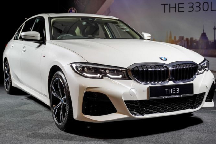 Bên trong BMW 3-Series Li 2021, thiết kế nội thất cũng không có gì thay đổi so với bản thường. Với kích thước tăng lên, mẫu xe này mang đến khoảng duỗi chân ở hàng ghế sau dài hơn 42 mm.