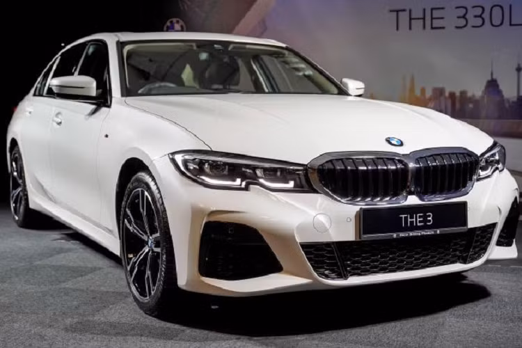 Bên trong BMW 3-Series Li 2021, thiết kế nội thất cũng không có gì thay đổi so với bản thường. Với kích thước tăng lên, mẫu xe này mang đến khoảng duỗi chân ở hàng ghế sau dài hơn 42 mm.