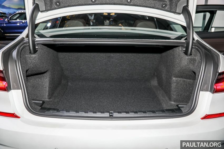 Là xe sang nên đương nhiên BMW 3-Series Li 2021 không thiếu những trang bị an toàn. Cụ thể, xe có gói an toàn Driving Assistant bao gồm những tính năng như cảnh báo chệch làn đường, cảnh báo chuyển làn đường, cảnh báo va chạm phía trước, cảnh báo phương tiện cắt ngang và ngăn va chạm khi lùi. Đó là chưa kể đến hệ thống kiểm soát hành trình thụ động với tính năng phanh và hỗ trợ đỗ xe.