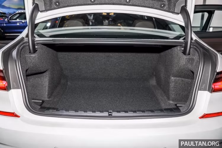 Là xe sang nên đương nhiên BMW 3-Series Li 2021 không thiếu những trang bị an toàn. Cụ thể, xe có gói an toàn Driving Assistant bao gồm những tính năng như cảnh báo chệch làn đường, cảnh báo chuyển làn đường, cảnh báo va chạm phía trước, cảnh báo phương tiện cắt ngang và ngăn va chạm khi lùi. Đó là chưa kể đến hệ thống kiểm soát hành trình thụ động với tính năng phanh và hỗ trợ đỗ xe.