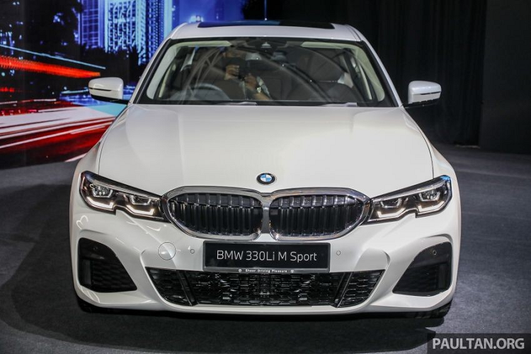 Tại thị trường Malaysia, giá xe BMW 3-Series Li 2021 khởi điểm từ 280.680 RM (khoảng 1,45 tỷ đồng). Trong khi đó, giá bán của mẫu xe này tại thị trường Thái Lan là 2,899 triệu Baht (2,17 tỷ đồng). Sở dĩ BMW 3-Series Li 2021 tại Malaysia có giá không quá cao là vì được lắp ráp ngay ở nước này.