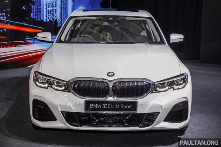 Tại thị trường Malaysia, giá xe BMW 3-Series Li 2021 khởi điểm từ 280.680 RM (khoảng 1,45 tỷ đồng). Trong khi đó, giá bán của mẫu xe này tại thị trường Thái Lan là 2,899 triệu Baht (2,17 tỷ đồng). Sở dĩ BMW 3-Series Li 2021 tại Malaysia có giá không quá cao là vì được lắp ráp ngay ở nước này.