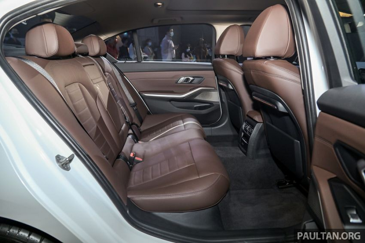 Sức mạnh được truyền tới cầu sau thông qua hộp số tự động Steptronic Sport 8 cấp. Nhờ đó, BMW 3-Series Li 2021 tăng tốc từ 0-100 km/h trong thời gian 6,2 giây và đạt vận tốc tối đa 250 km/h. So với bản thường, mẫu xe này tăng tốc chậm hơn 0,4 giây. Ngoài ra, xe còn tiêu thụ lượng xăng trung bình là 6,4 lít/100 km.