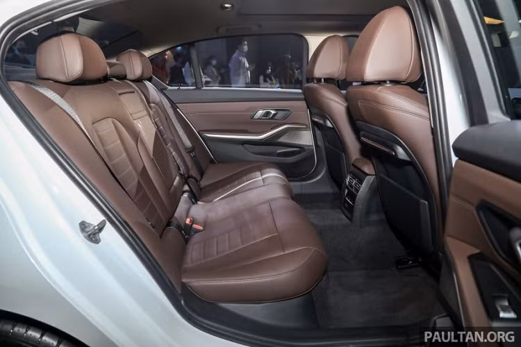 Sức mạnh được truyền tới cầu sau thông qua hộp số tự động Steptronic Sport 8 cấp. Nhờ đó, BMW 3-Series Li 2021 tăng tốc từ 0-100 km/h trong thời gian 6,2 giây và đạt vận tốc tối đa 250 km/h. So với bản thường, mẫu xe này tăng tốc chậm hơn 0,4 giây. Ngoài ra, xe còn tiêu thụ lượng xăng trung bình là 6,4 lít/100 km.