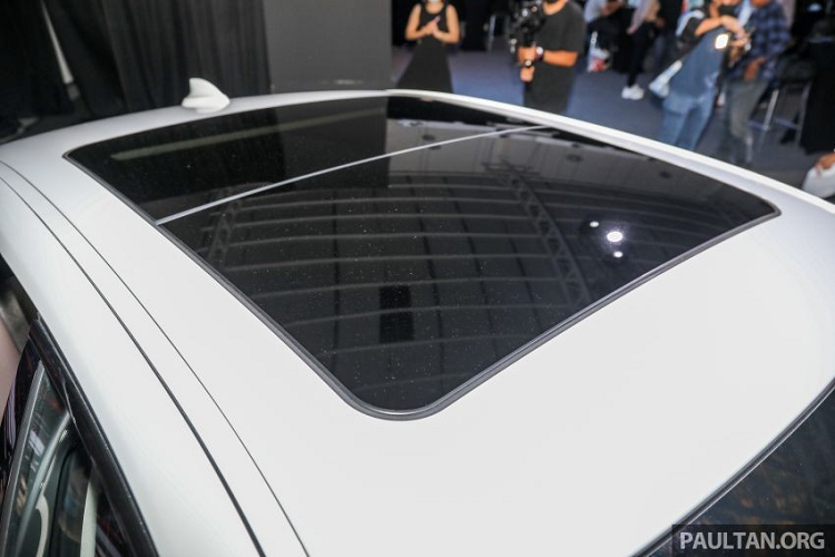 Chưa hết, BMW 3-Series Li 2021 ở Malaysia còn có hệ thống Live Cockpit Professional, bao gồm màn hình 12,3 inch trong bảng đồng hồ kỹ thuật số... và màn hình cảm ứng 10,25 inch của hệ thống thông tin giải trí.