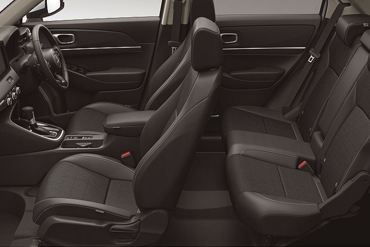 Đằng sau, Honda HR-V mới được thiết kế theo phong cách của CR-V với cụm đèn hậu nối liền với nhau. Tuy nhiên, đèn hậu của mẫu SUV cỡ B này không ôm lấy kính cửa sau như Honda CR-V. Bên dưới là khu vực lắp biển số được đẩy xuống gần cản sau hơn và cảm biến đá chân mở cốp mới. Riêng phiên bản PLaY cao cấp nhất của Honda HR-V 2021 sẽ có những điểm nhấn màu xanh dương, đỏ và trắng ở lưới tản nhiệt cùng nóc màu bạc hoặc đen. Những chi tiết này mang đến thiết kế trẻ trung, nghịch ngợm và "chơi" hơn cho Honda HR-V e:HEV PLaY 2021.