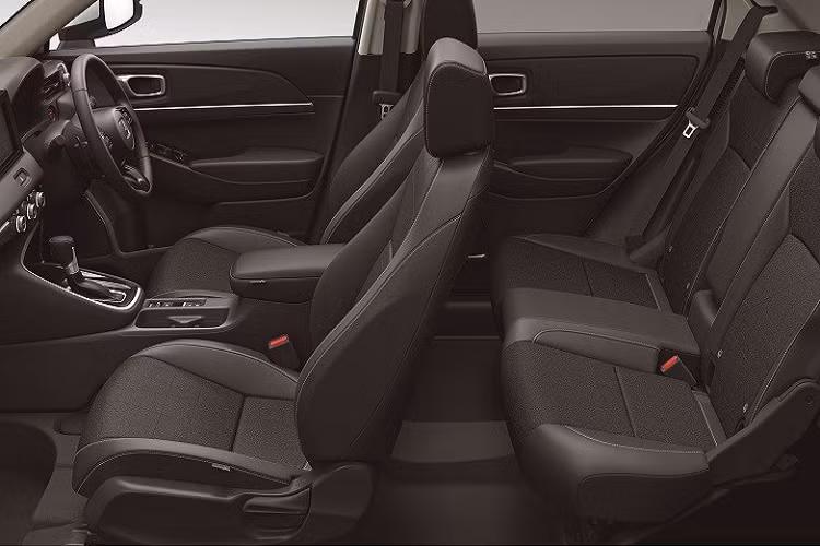 Đằng sau, Honda HR-V mới được thiết kế theo phong cách của CR-V với cụm đèn hậu nối liền với nhau. Tuy nhiên, đèn hậu của mẫu SUV cỡ B này không ôm lấy kính cửa sau như Honda CR-V. Bên dưới là khu vực lắp biển số được đẩy xuống gần cản sau hơn và cảm biến đá chân mở cốp mới. Riêng phiên bản PLaY cao cấp nhất của Honda HR-V 2021 sẽ có những điểm nhấn màu xanh dương, đỏ và trắng ở lưới tản nhiệt cùng nóc màu bạc hoặc đen. Những chi tiết này mang đến thiết kế trẻ trung, nghịch ngợm và "chơi" hơn cho Honda HR-V e:HEV PLaY 2021.