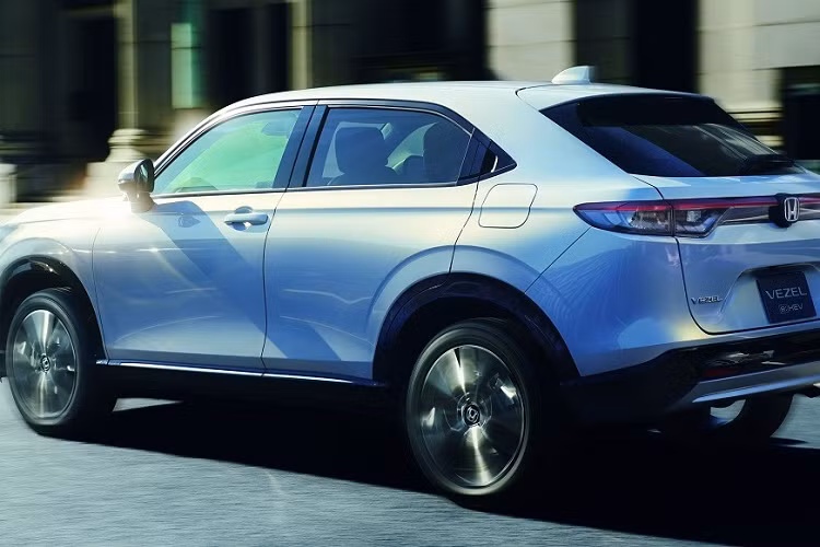 Sự thay đổi trong kích thước đã góp phần mang đến thiết kế ngoại thất phong cách hơn cho Honda HR-V 2021. Điều này được thể hiện rõ qua thiết kế nóc dốc dần về sau như xe coupe của mẫu SUV đô thị này.