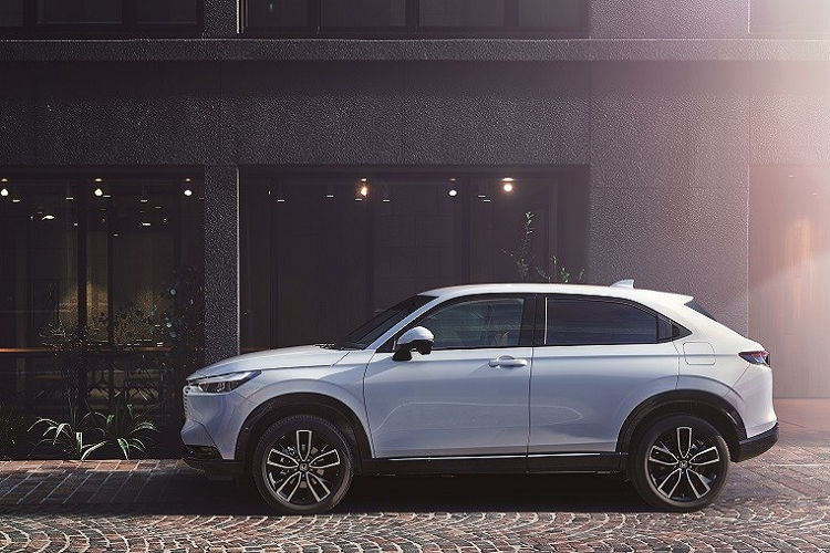 Về công nghệ, Honda HR-V 2021 không làm người tiêu dùng thất vọng với màn hình cảm ứng 9 inch nằm độc lập trên mặt táp-lô. Bên cạnh đó là màn hình 7 inch trong bảng đồng hồ ở bản cao cấp và hệ thống âm thanh 10 loa. Đặc biệt, mẫu SUV cỡ B này còn có hàng loạt dịch vụ kết nối Honda Total Care Premium như hệ thống WiFi trên xe, trung tâm ứng dụng, nâng cấp bản đồ tự động, ứng dụng trên điện thoại thông minh thay cho chìa khóa hoặc hệ thống giao tiếp giữa xe và cơ sở hạ tầng. Đây là mẫu xe Honda đầu tiên có hệ thống WiFi trong xe