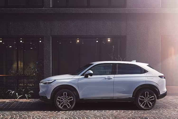 Về công nghệ, Honda HR-V 2021 không làm người tiêu dùng thất vọng với màn hình cảm ứng 9 inch nằm độc lập trên mặt táp-lô. Bên cạnh đó là màn hình 7 inch trong bảng đồng hồ ở bản cao cấp và hệ thống âm thanh 10 loa. Đặc biệt, mẫu SUV cỡ B này còn có hàng loạt dịch vụ kết nối Honda Total Care Premium như hệ thống WiFi trên xe, trung tâm ứng dụng, nâng cấp bản đồ tự động, ứng dụng trên điện thoại thông minh thay cho chìa khóa hoặc hệ thống giao tiếp giữa xe và cơ sở hạ tầng. Đây là mẫu xe Honda đầu tiên có hệ thống WiFi trong xe