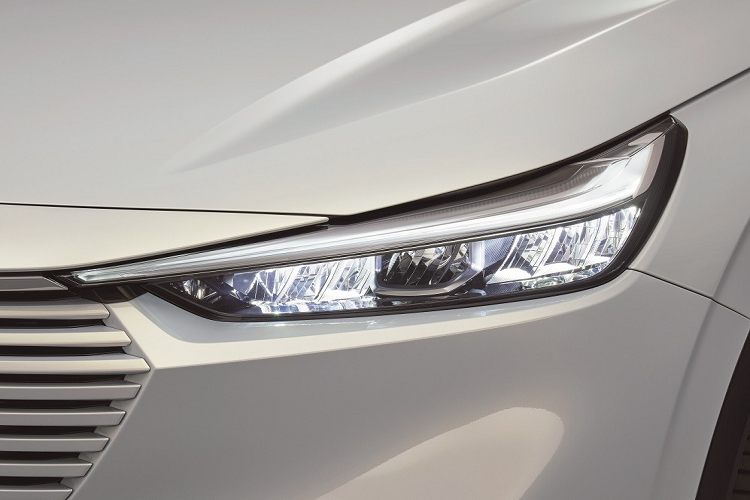 Con số tương ứng của phiên bản hybrid là 25 km/lít (4 lít/100 km). Cả hai phiên bản đều được trang bị hệ dẫn động 4 bánh tùy chọn. Được phát triển dựa trên khung gầm tương tự Jazz và City, Honda HR-V 2021 có chiều dài 4.330 mm, chiều rộng 1.790 mm, chiều cao từ 1.580 - 1.590 mm cùng chiều dài cơ sở 2.610 mm. So với thế hệ cũ, mẫu SUV cỡ B này ngắn hơn một chút nhưng rộng hơn 20 mm và thấp hơn.