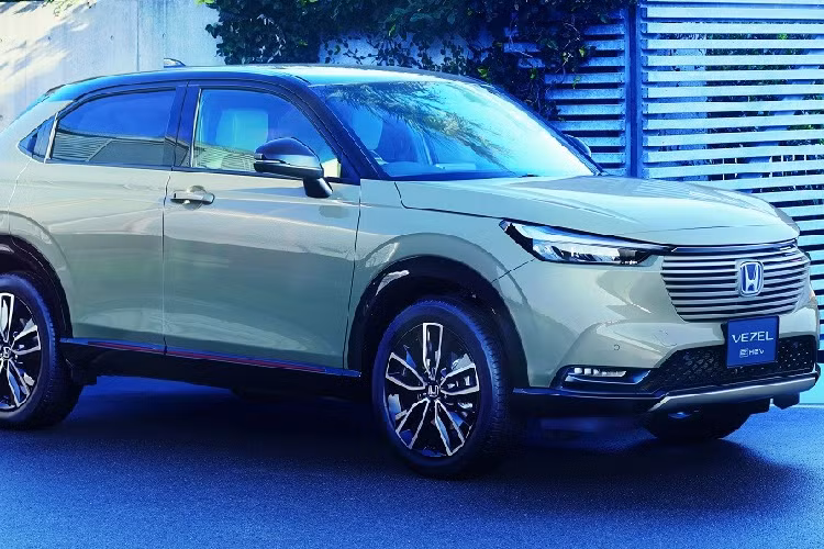 Thứ hai là hệ truyền động hybrid e:HEV với máy xăng Atkinson Cycle 1.5L, sản sinh công suất tối đa 106 mã lực và mô-men xoắn cực đại 127 Nm. Động cơ này kết hợp với 2 mô-tơ điện có công suất 131 mã lực và mô-men xoắn cực đại 253 Nm. Ngoài ra, Honda HR-V e:HEV 2021 còn có cụm pin lithium-ion cỡ lớn hơn. Theo hãng Honda, HR-V 2021 bản máy xăng tiêu thụ lượng nhiên liệu trung bình là 17 km/lít (khoảng 5,88 lít/100 km).