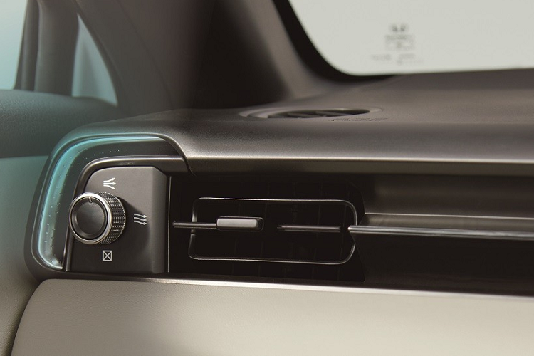 Bên sườn, Honda HR-V thế hệ thứ 3 được trang bị đường dập gân mới, kéo dài từ đèn pha đến đèn hậu. Thêm vào đó là cột A ngả về phía sau nhiều hơn nhằm tăng tầm nhìn cho người lái, đường chân kính thẳng thớm và gương chiếu hậu nằm trên cửa. Tuy nhiên, mẫu SUV cỡ B này vẫn dùng tay nắm cửa sau giấu trên cột C như cũ. Trong khi đó, nóc màu đen là trang bị tùy chọn mới cho Honda HR-V 2021