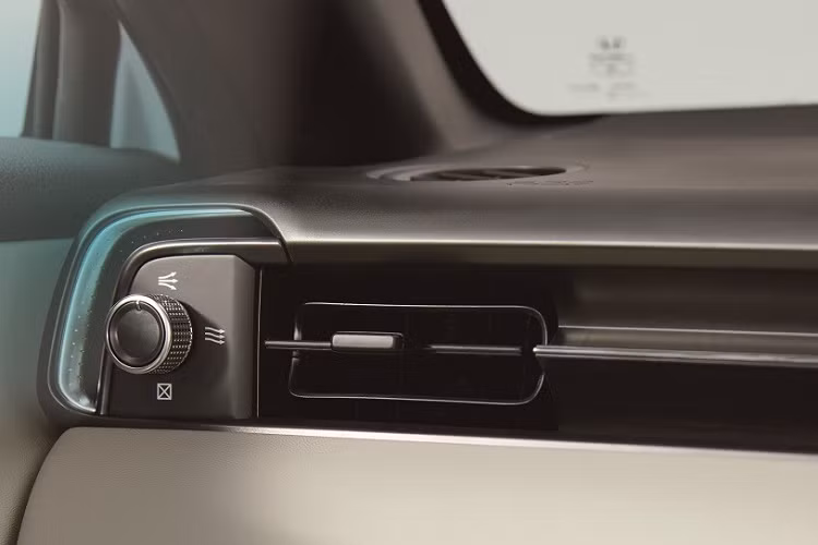 Bên sườn, Honda HR-V thế hệ thứ 3 được trang bị đường dập gân mới, kéo dài từ đèn pha đến đèn hậu. Thêm vào đó là cột A ngả về phía sau nhiều hơn nhằm tăng tầm nhìn cho người lái, đường chân kính thẳng thớm và gương chiếu hậu nằm trên cửa. Tuy nhiên, mẫu SUV cỡ B này vẫn dùng tay nắm cửa sau giấu trên cột C như cũ. Trong khi đó, nóc màu đen là trang bị tùy chọn mới cho Honda HR-V 2021