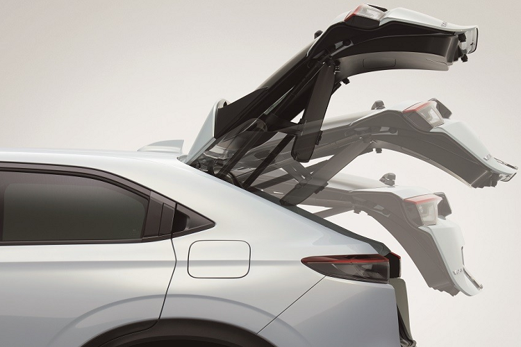 Trên đầu xe, Honda HR-V thế hệ thứ ba được trang bị lưới tản nhiệt mới hình lục giác với những nan nằm ngang, xếp sát với nhau. Chưa hết, lưới tản nhiệt còn được sơn cùng màu với thân xe, mang đến cảm giác độc đáo hơn trước. Chỉ có nẹp cao nhất của lưới tản nhiệt, nối giữa 2 đèn pha, là được mạ crôm như điểm nhấn cho phần đầu xe.